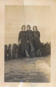 Twee vrouwen met Duitse soldaat bij Koehool