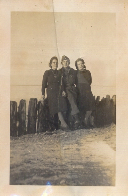 Twee vrouwen met Duitse soldaat bij Koehool
