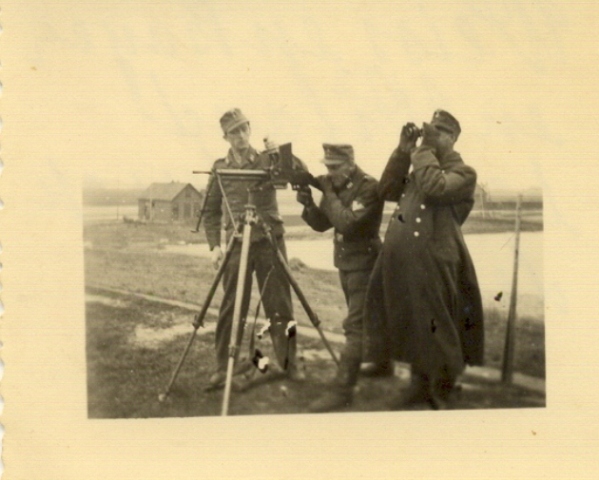 Duitse soldaten met gestolen Chatelleraut (model 1924) kaliber 7,5 cm. Bij Koehool