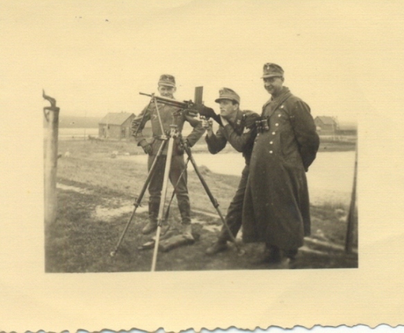 Duitse soldaten met Chatelleraut (model 1924) kaliber 7,5 cm (gestolen in Frankrijk). Foto bij Koehool