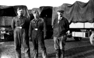 Duitse soldaten met Douwe Hoekstra bij Koehool.