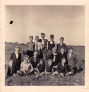 Groep kinderen bij Koehool tijdens Tweede Wereldoorlog