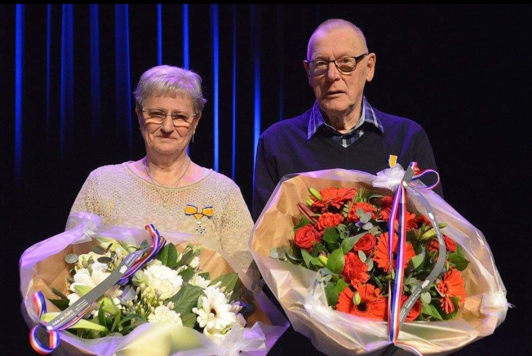 Betty en Wietze Leistra na ontvangen lintje in 2016.